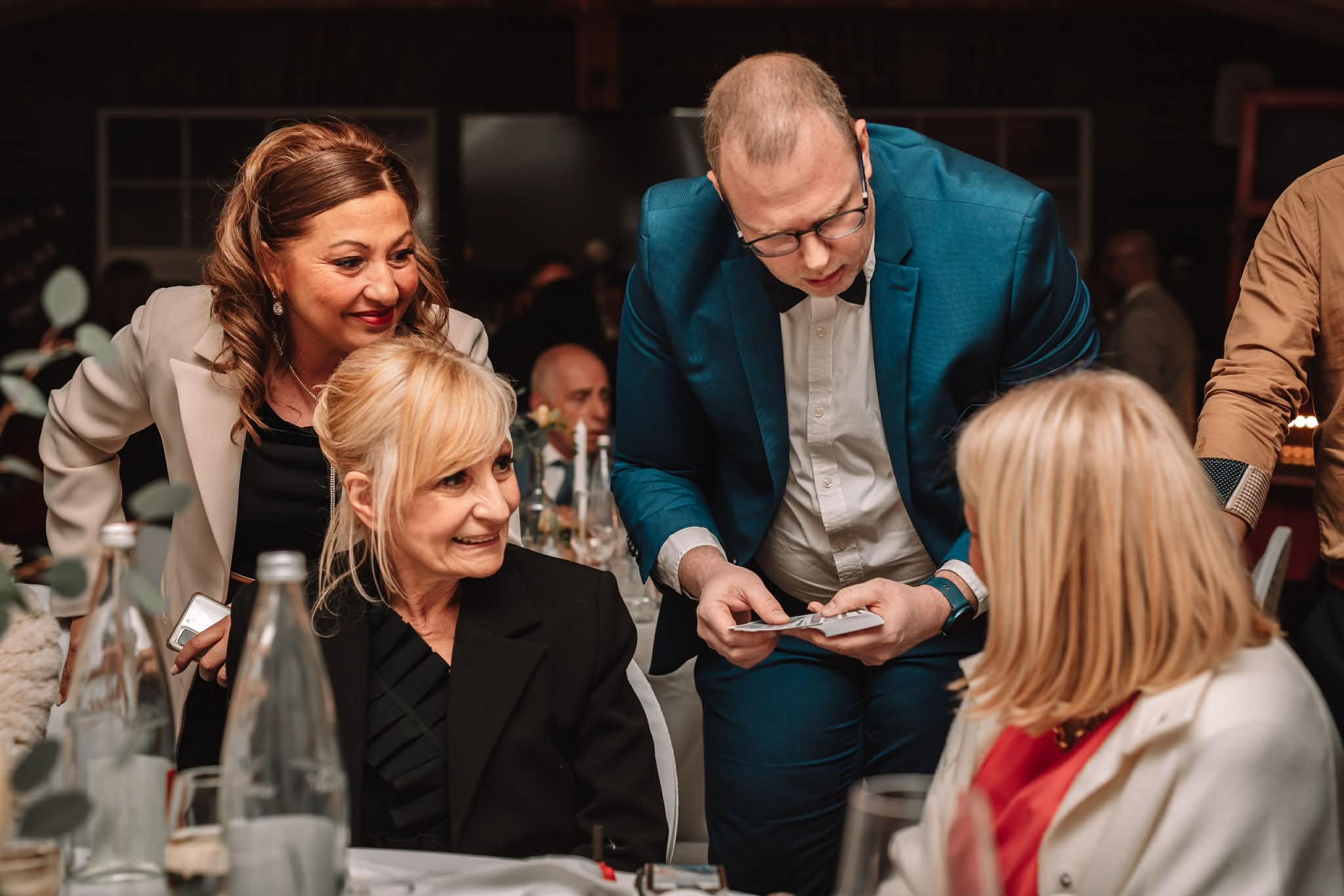 Magicien pour un mariage : pourquoi choisir le close-up pour animer vos invités ? Magicien close-up lors d’un mariage en Wallonie