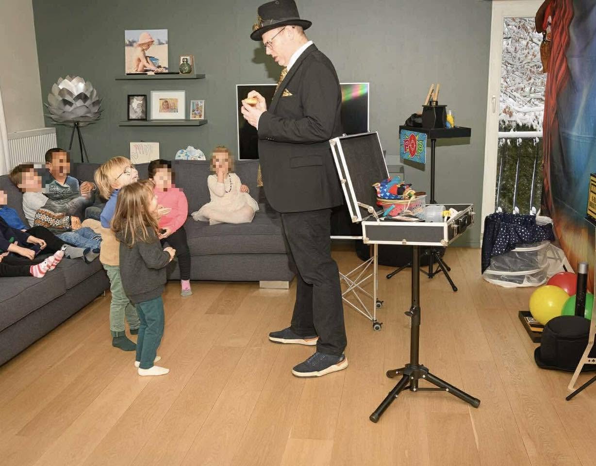 Magicien pour un anniversaire d’enfant : comment choisir le bon spectacle ? Spectacle de magie pour un anniversaire d’enfant avec le Professeur Machin